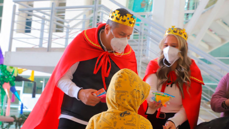 Barragán ayuda a los Reyes Magos a llevar alegría a niñas y niños del Hospital Infantil de Morelia 