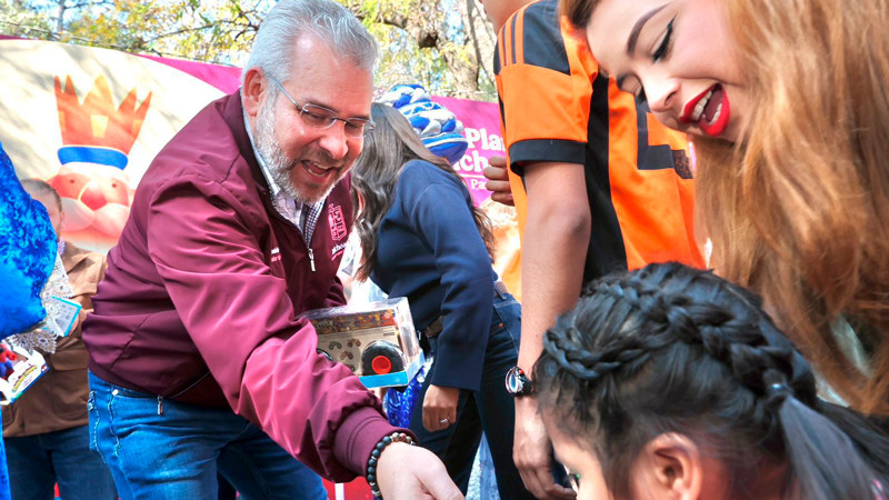 Con entrega de juguetes, celebra Bedolla el Día de Reyes en la Villa Navideña 
