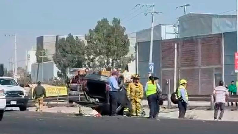 Abandonan auto tras volcar en el Surponiente, en Corregidora, Querétaro 