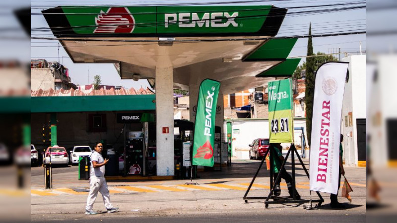 Gasolina a precio de oro: México paga más que EEUU, Japón o China pese a la “soberanía energética”; por cada litro, 10 pesos son de impuestos 