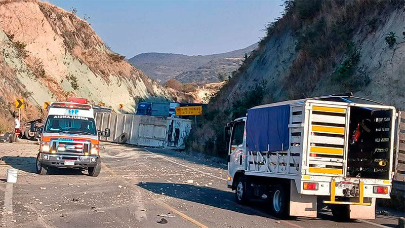 Choque en la autopista Pátzcuaro-Cuitzeo, a la altura de Copándaro, Michoacán, deja una persona sin vida y un herido 