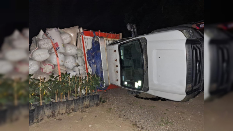 Volcadura en la carretera Zitácuaro - Morelia, Michoacan: Camioneta queda destruida y conductor se niega a dar datos 