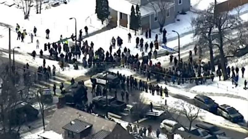 Agentes del ICE abaten a mujer inmigrante en Minneapolis; desencadenan protestas inmediatas 