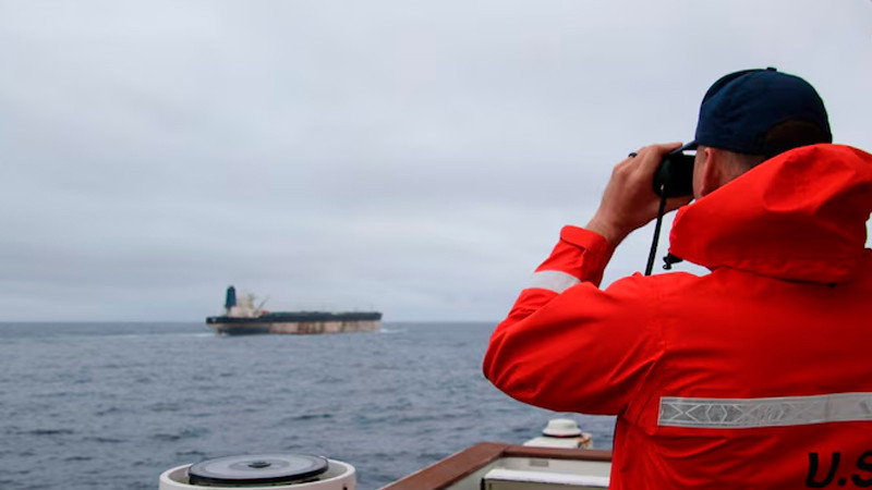Tras semanas de persecución EEUU logra interceptar buque que esquivó bloqueo cerca de Venezuela 