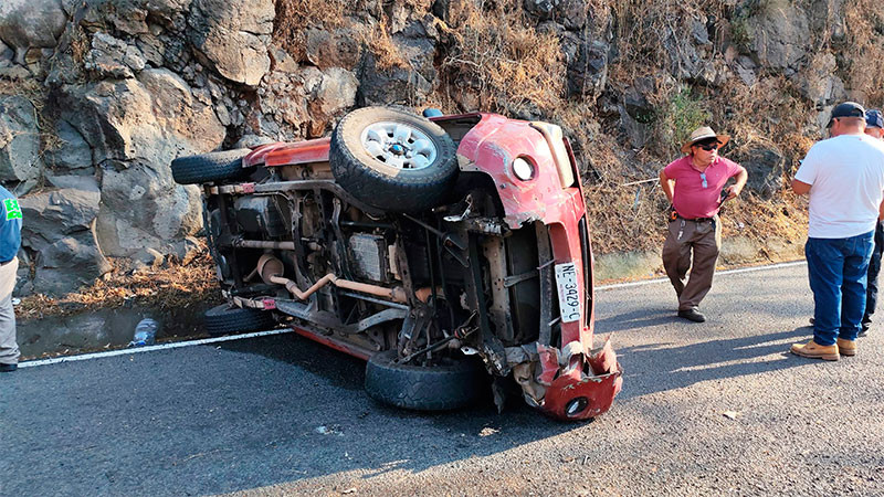 Volcadura vehicular en el Libramiento Sur de Zamora, Michoacán, deja dos heridos 