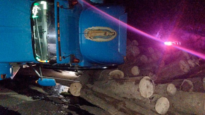 Vuelca tráiler en Zitácuaro, Michoacán 