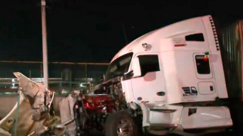 Estrellan tráiler robado contra caseta de Tepoztlán; criminales huyen a pie y abandonan al chófer 