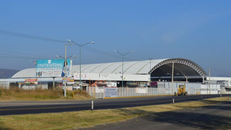 Además del hallazgo de cadáveres, queman siete locales en TextiCuitzeo  