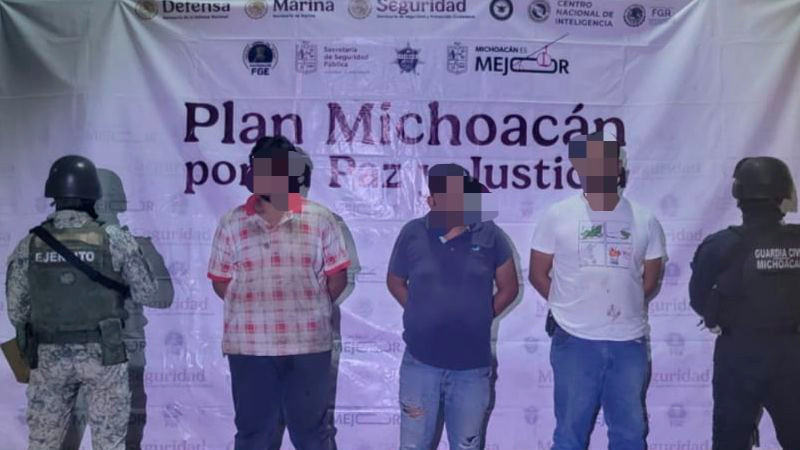 En Buenavista, Michoacán detienen a 5 personas con armas, droga y vehículos 