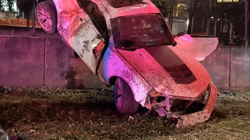 Automovilista se estrella contra muro del Tren Ligero de la CDMX; mata a su copiloto 