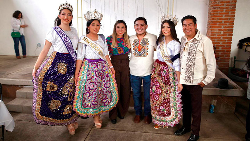  Dayana Pérez Mendoza acompaña la Danza de los Kurpites en Nuevo San Juan Parangaricutiro 