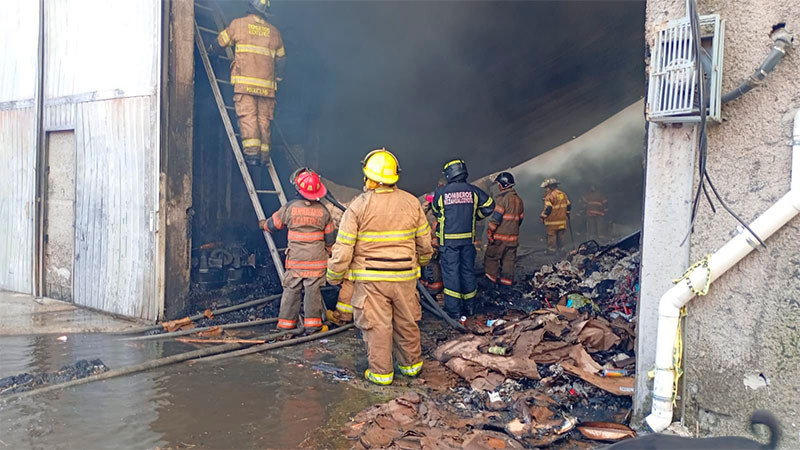 Incendio consume bodega de cartón en Ecatepec, Estado de México  