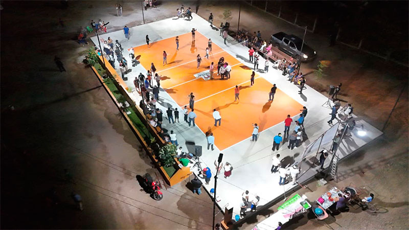 Entrega Pablo Varona una cancha jardín en la localidad de Coenandio en Huetamo, Michoacán  