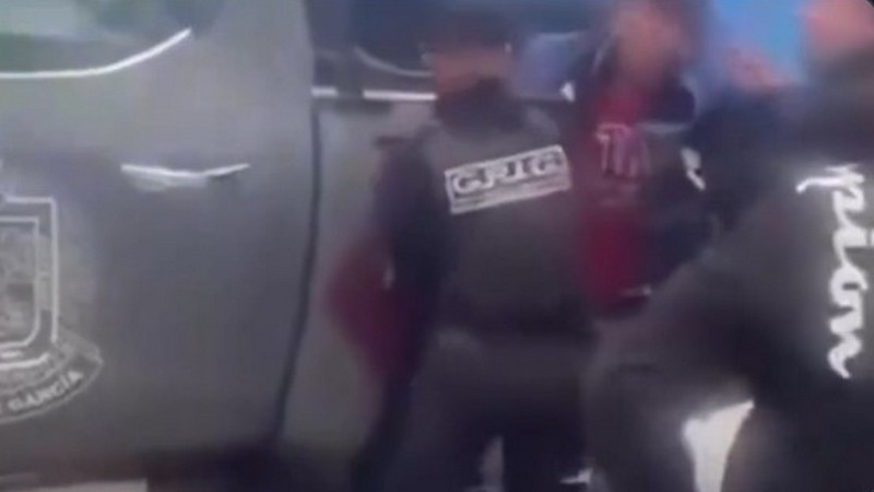 Captan en video abuso policial en García, Nuevo León; golpean a un ciclista 