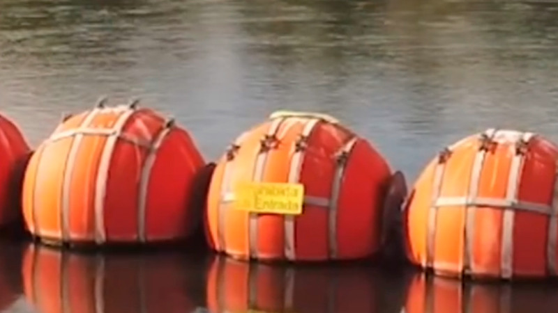 EEUU instala más barreras flotantes en el río Bravo: "Ni lo intentes", advierte a migrantes 