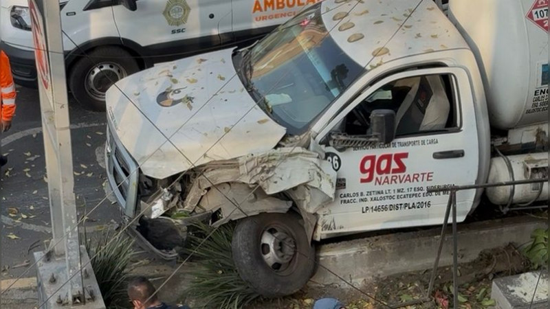 Pipa de gas se estrella contra poste en la CDMX tras quedarse sin frenos 