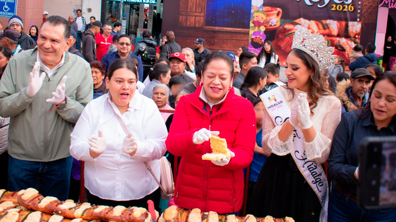 Jeovana Alcántar, partió y repartió la Rosca de Reyes 2026 que este año tuvo una longitud de 1,650 metros 