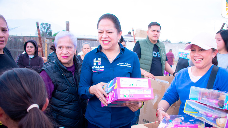 En apoyo a los Reyes Magos, Jeovana Alcántar, entregó juguetes y cobijas en la Cabecera Municipal 