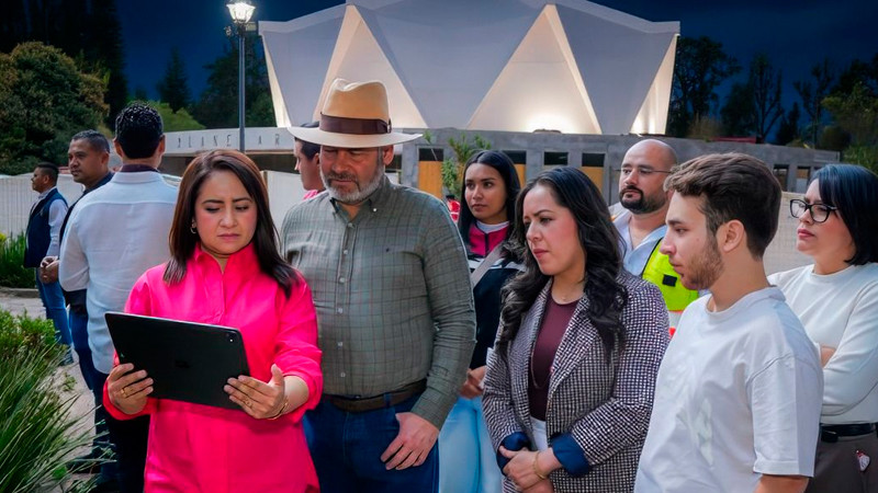 Gladyz Butanda supervisa pruebas para videomapping del Planetario de Morelia 