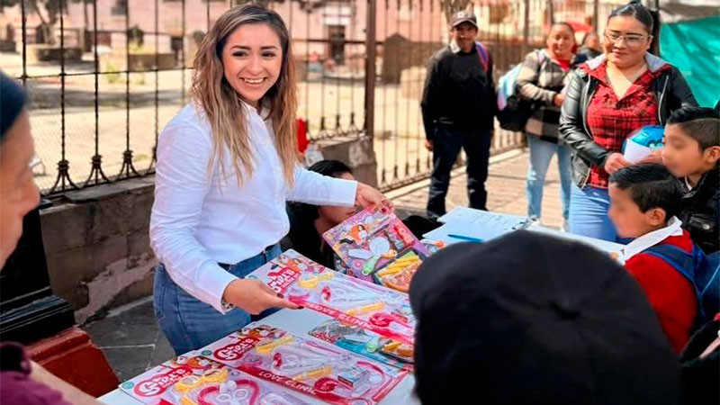 Grecia Aguilar lleva alegría a la niñez de Angangueo y atiende gestiones ciudadanas 