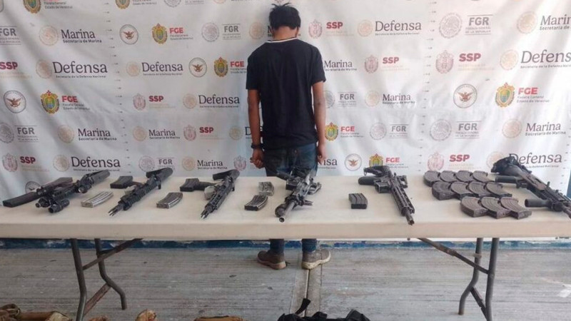 Detienen a menor de edad en posesión de rifles de alto calibre y equipo táctico; ocurrió tras enfrentamiento en Veracruz 