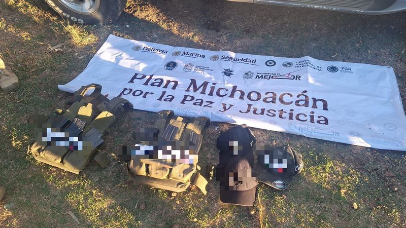 En Erongarícuaro, Michoacán, aseguran un vehículo y equipo táctico con leyenda alusiva a una célula delictiva en Erongarícuaro: SSP 