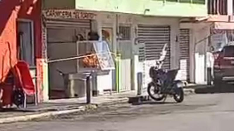 Lo interceptan en una carnicería y lo acribillan a tiros en Uruapan, Michoacán 