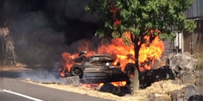 Morelia: Tras volcar se quema vehículo 