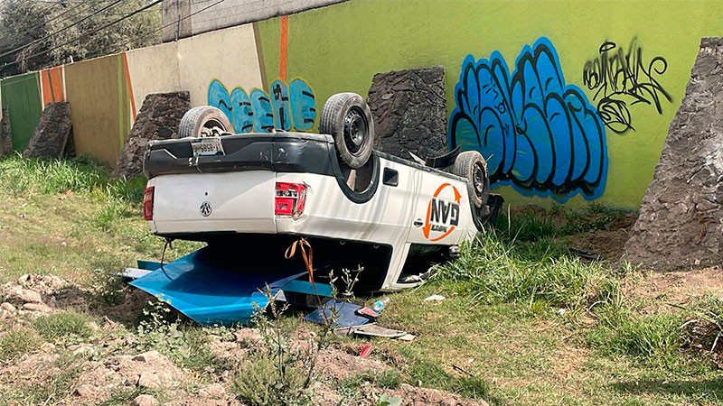 Camioneta sale del camino y vuelca tras descortesía vial en la carretera a Bernal, del municipio de El Marqués  