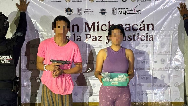 Detienen a pareja en posesión de estupefacientes y un arma de fuego en Uruapan, Michoacán 