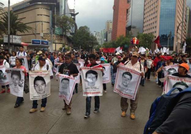 Se manifiestan en la Ciudad de México, a nueve meses del caso Ayotzinapa 