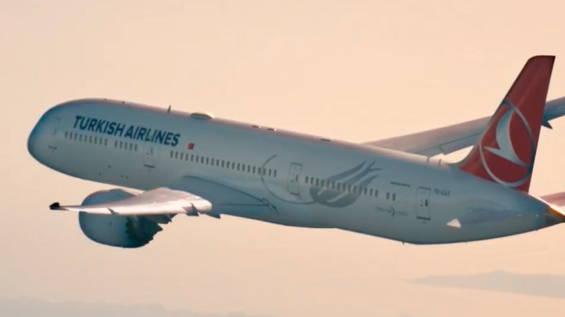 Avión comercial aterriza de emergencia en Barcelona por amenaza de explosivo a bordo 