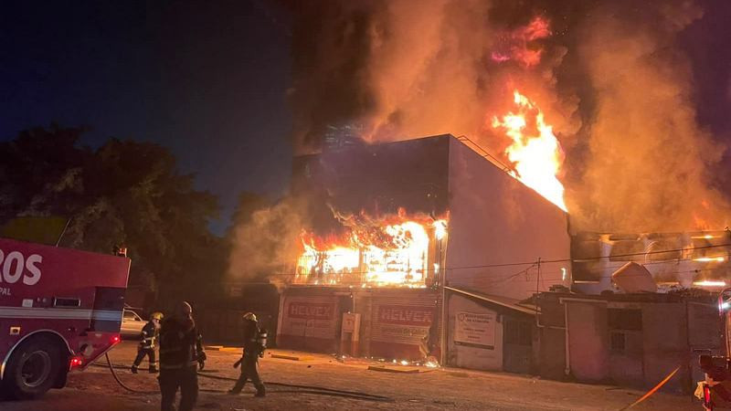 Se incendia negocio en Lázaro Cárdenas, Michoacán 