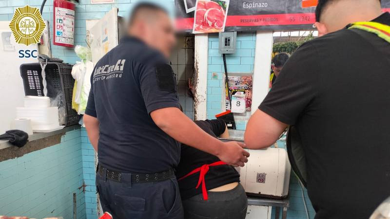 Joven trabajadora pierde los dedos tras quedar atrapada en un molino de carne en la CDMX 