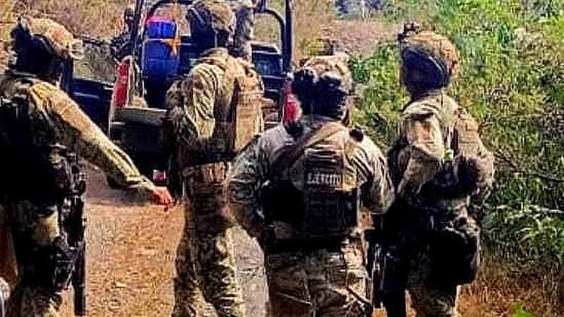 Muere hombre tras explotarle artefacto improvisado en Aquila, Michoacán 