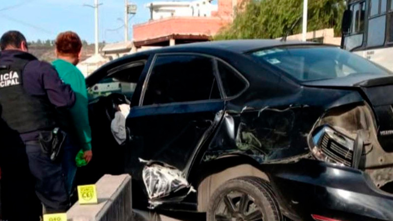 Choque contra el muro de contención en la carretera a Tequisquiapan  