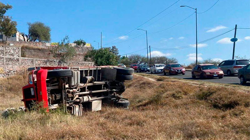 Sale del camino y vuelca camión de volteo en la avenida Luis Romero Soto de San Juan del Río, Querétaro  