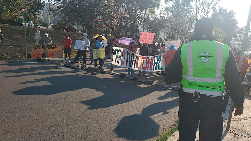 Demandan trabajadores y educadores rurales paro nacional para exigir mejores condiciones laborales; toman vialidad cerca del plantel del CONAFE en Morelia, Michoacán  
