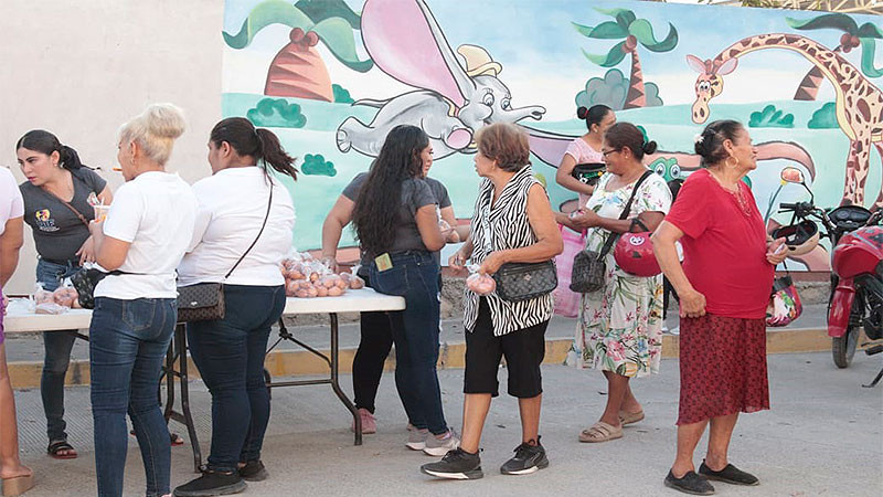 Entrega Pablo Varona dotación alimenticia y huevo orgánico a mujeres de Huetamo, Michoacán  