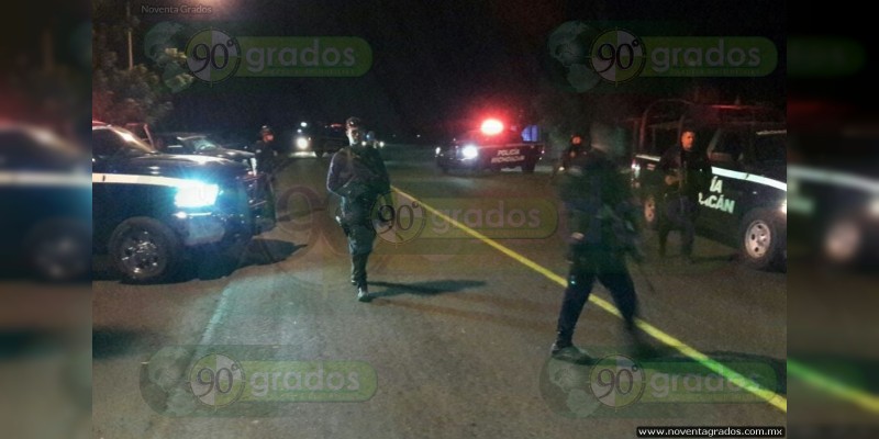 Vuelcan sicarios durante persecución y balacera, en Apatzingán - Foto 0 