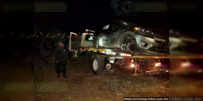 Vuelcan sicarios durante persecución y balacera, en Apatzingán - Foto 2 