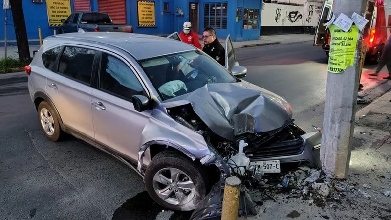 Abuelita se estrella contra postes cuando manejaba su camioneta en Monterrey; frenos no le respondieron 