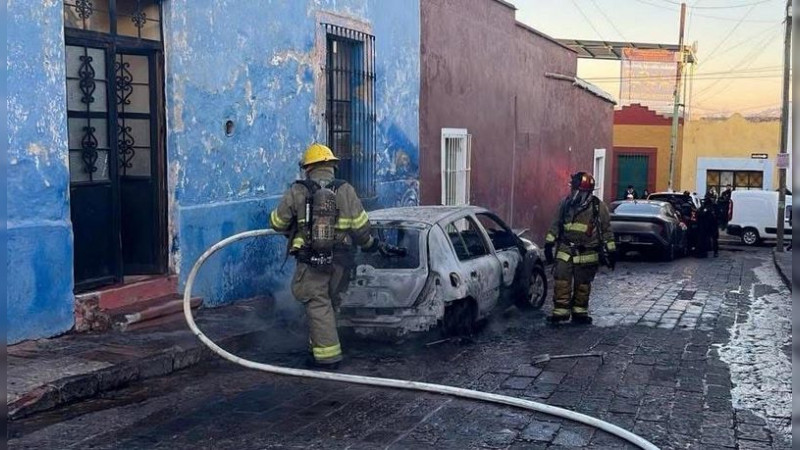 Sujeto le prende fuego a un vehículo en el Centro de Querétaro 