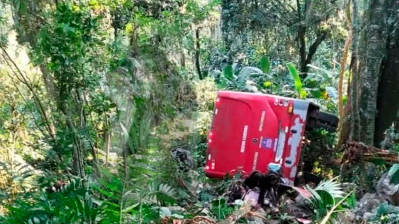 Fuerte accidente de un camión en carretera de Veracruz, deja al menos 20 personas heridas 
