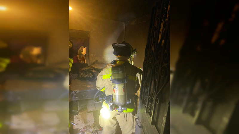 Bomberos voluntarios extinguen fuego de una vivienda en Zacapu, Michoacán  