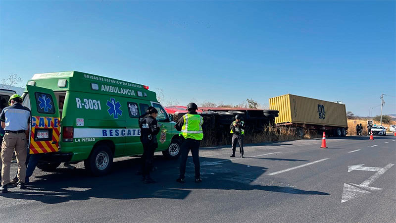 Vuelca tráiler en la carretera La Piedad-Yurécuaro; solo hubo daños materiales  