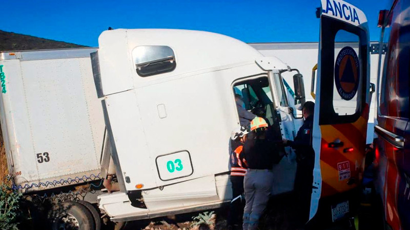 Tráiler sale del camino en la carrera Chichimequillas, hay un lesionado 