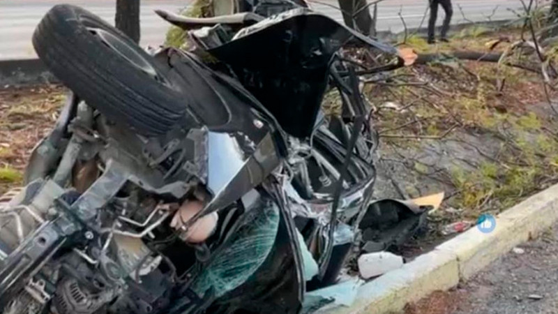 Vuelca y abandona el auto en Paseo de la República, en Querétaro capital 