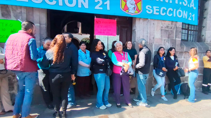 Trabajadores de la Salud en Michoacán protestan por quincena no pagada; responsabilizan a autoridades por retraso de fondos federales 