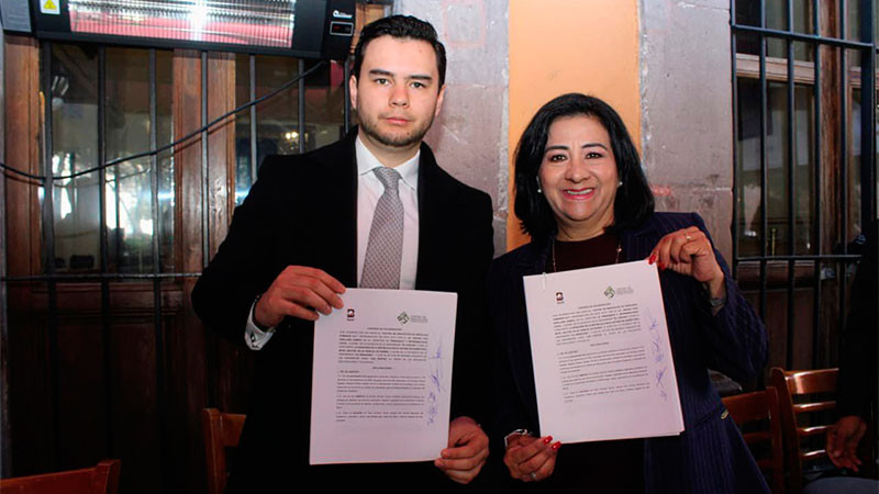 Firma Beatriz Robles convenio con el Centro de Innovación en Derechos Humanos A.C. 